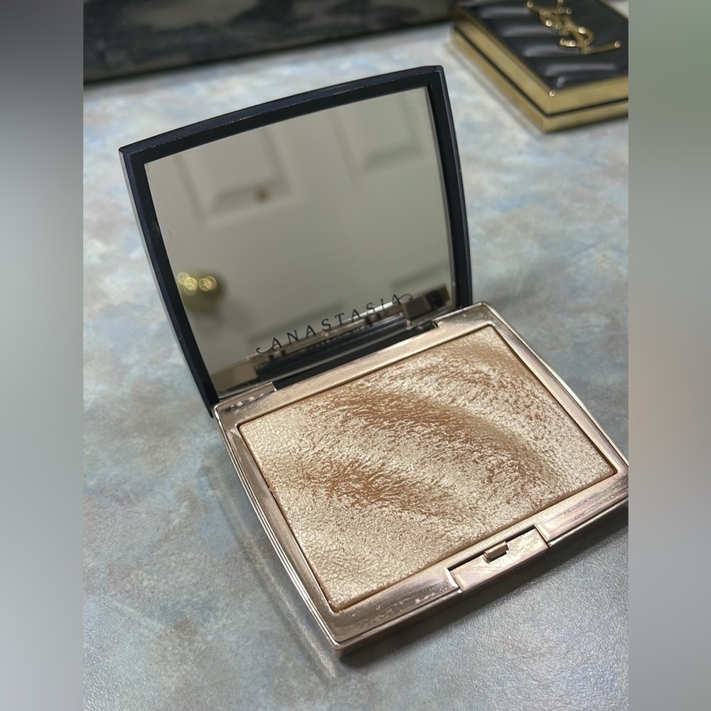 Anastasia Beverly Hills Amrezy Highlighter - light brilliant gold - Picture 9 of 11